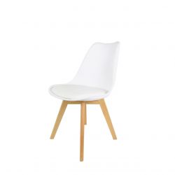 Białe krzesło z drewnianymi nogami skandynawskie