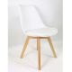 Białe krzesło skandynawskie z drewnianymi nogami 