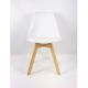 Białe krzesło na drewnianych nogach skandynawskie