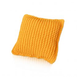 Żółta poduszka dziergana na drutach ręcznie robiona