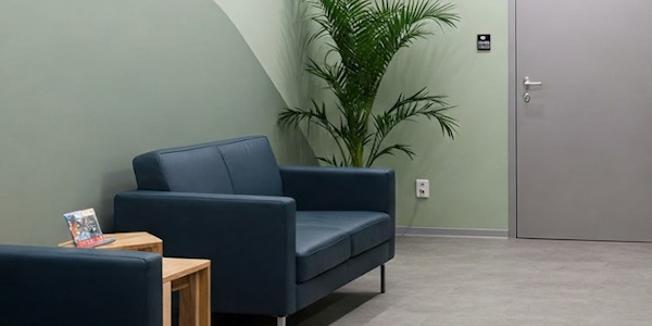 Wybór sofy do urzędu - kiedy wybrać ekoskórę a kiedy velvet?