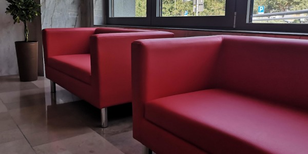 Pierwsze wrażenie, które zostaje – sofy do strefy powitalnej klienta